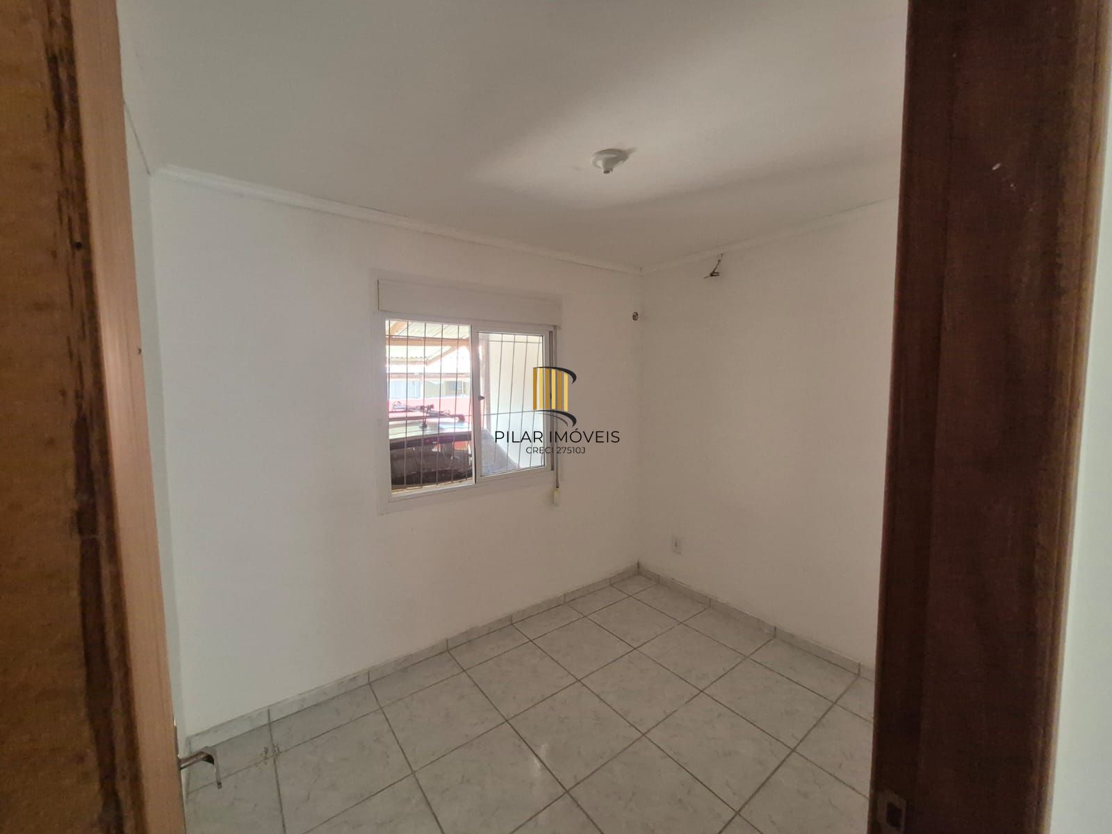 Casa de condomínio, 2 dormitórios, 1 banheiro e 1 vaga de garagem.