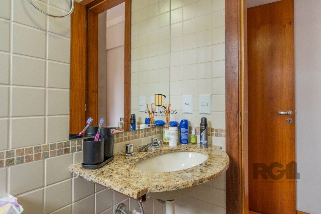 Ótimo apartamento, reformado , dois dormitórios e uma suíte, vaga escriturada.