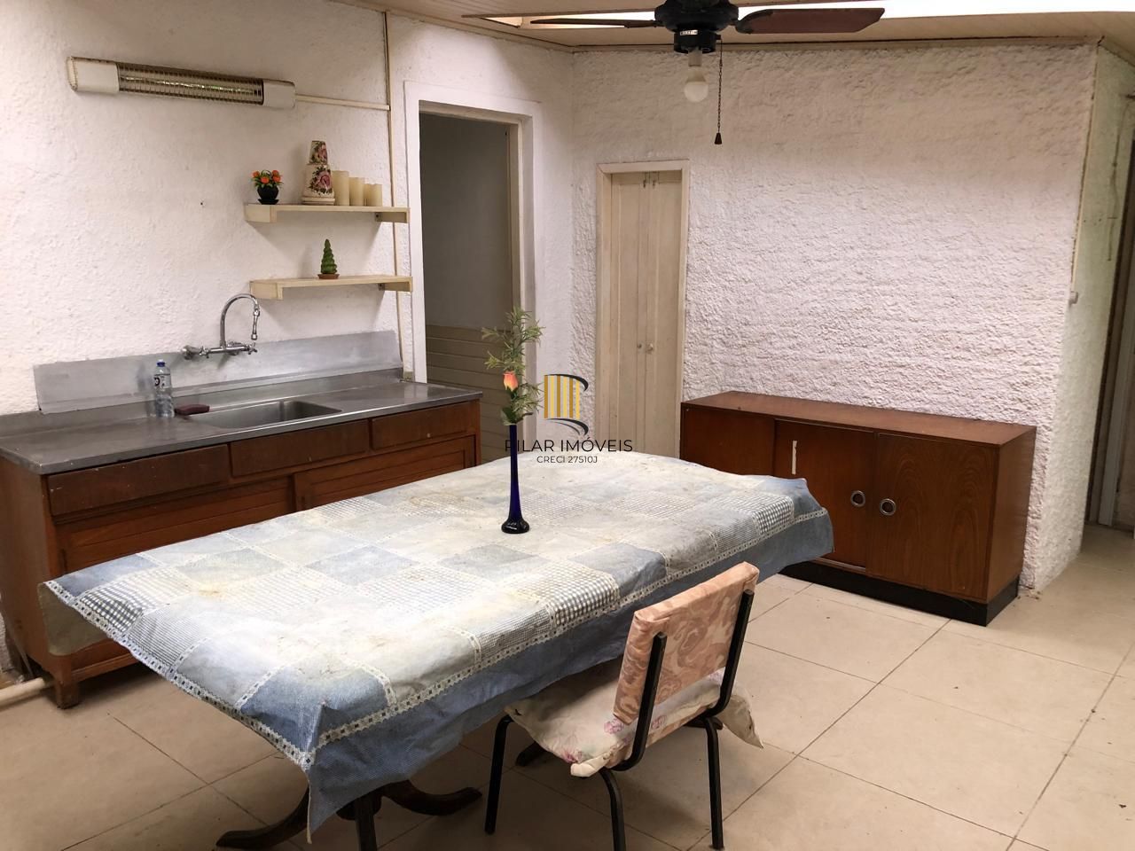 Casa de alvenaria, 3 dormitórios, 1 vaga coberta, bairro Mont Serrat.