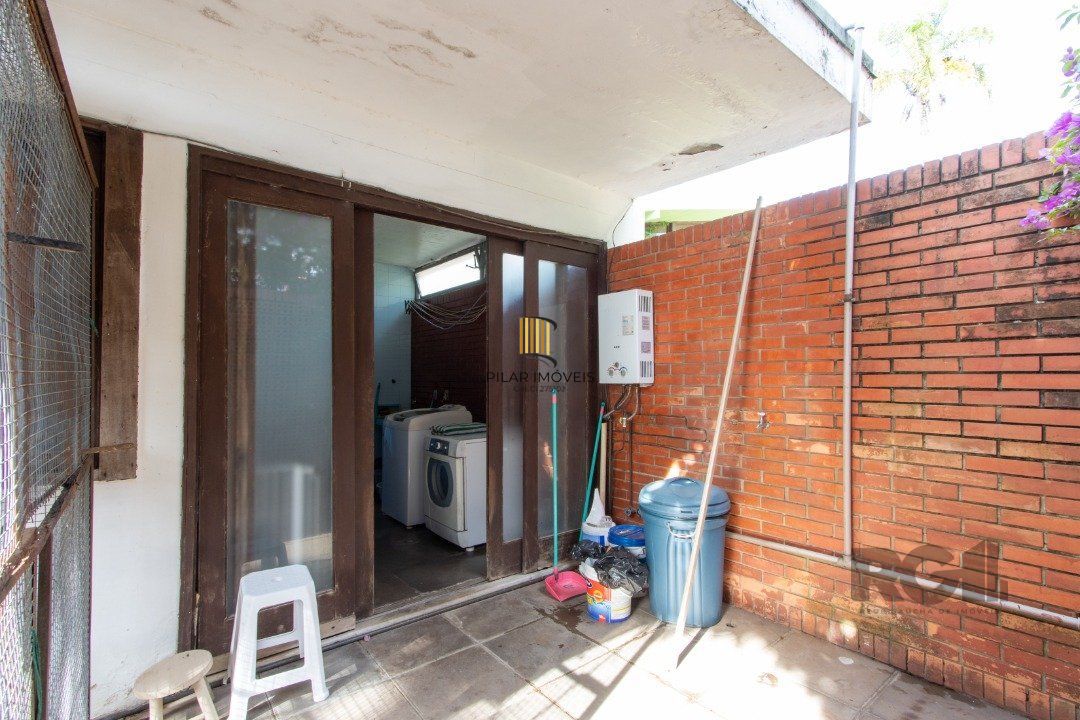 Casa com 724 m² privativos, 4 dormitórios sendo 4 suítes, 6 vagas sendo 3 cobertas