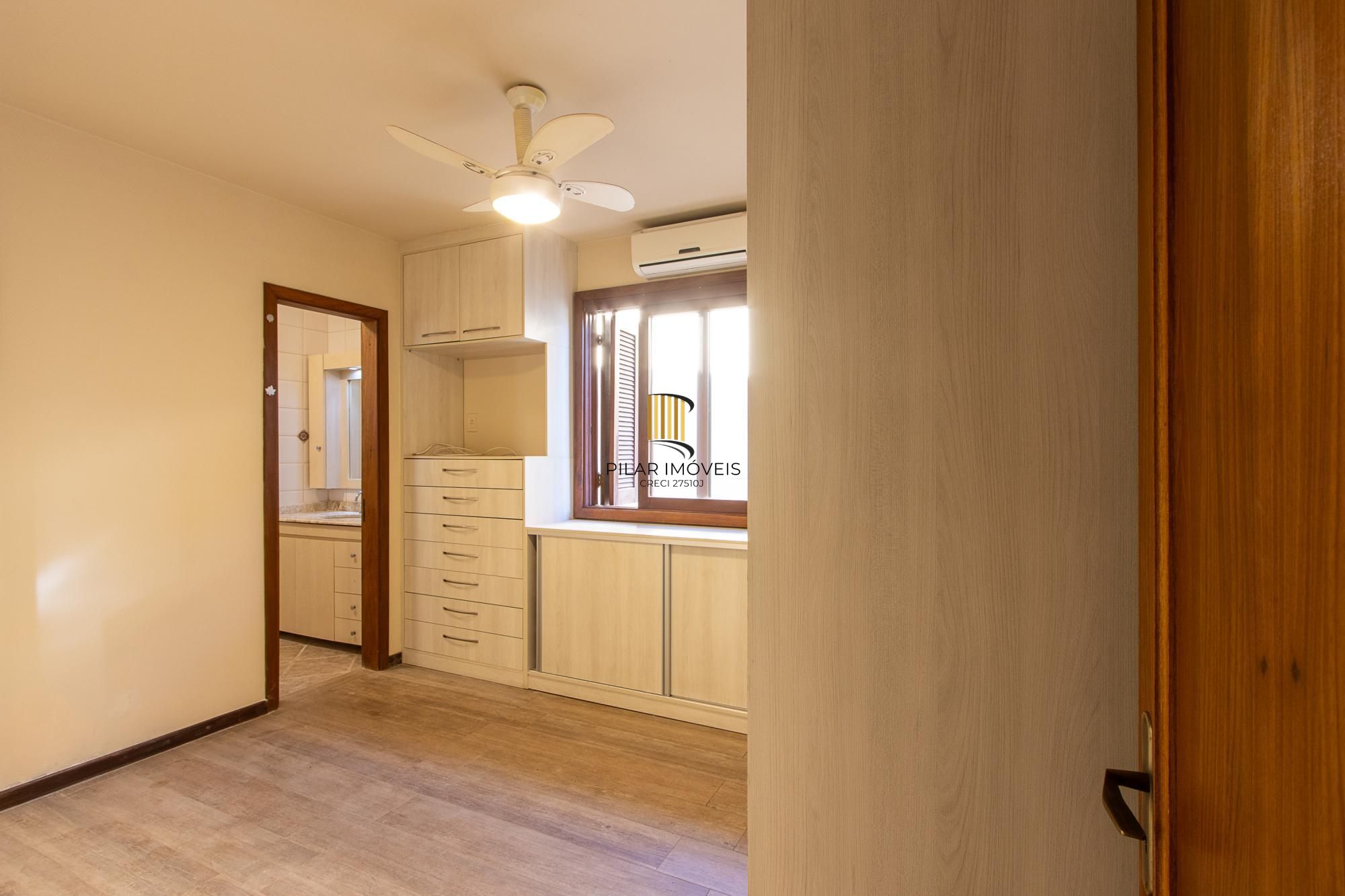 Casa 3 dormitórios, 1 suíte, 2 vagas - Bairro Camaquã
