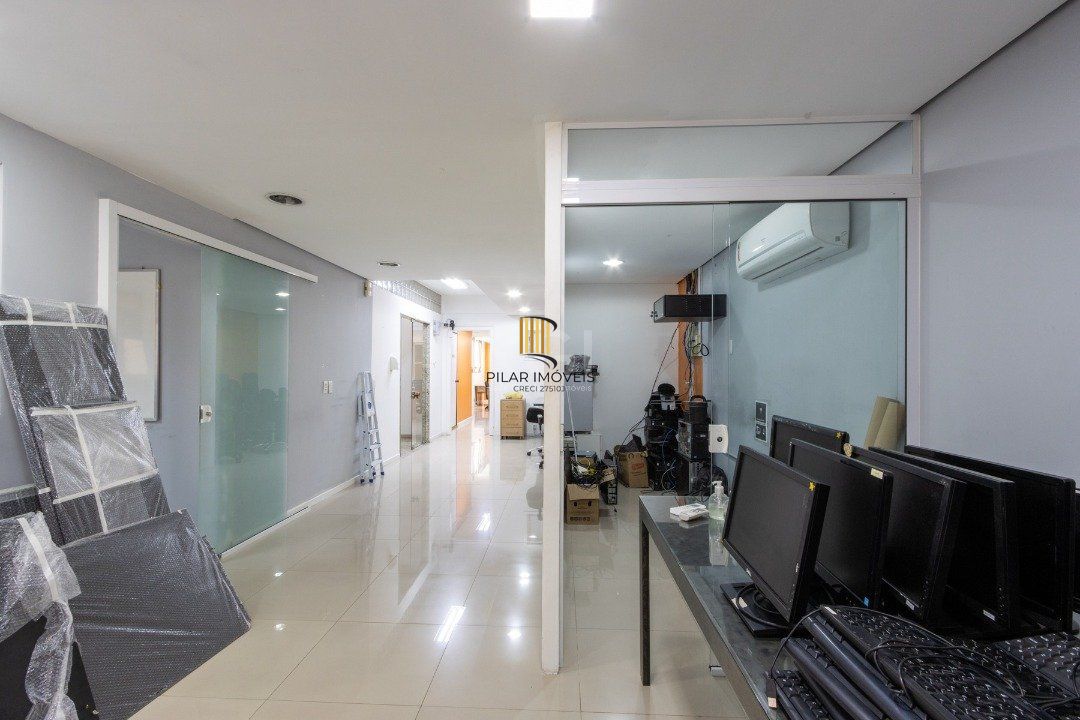 Sala em andar inteiro com 141,77 m2 privativos