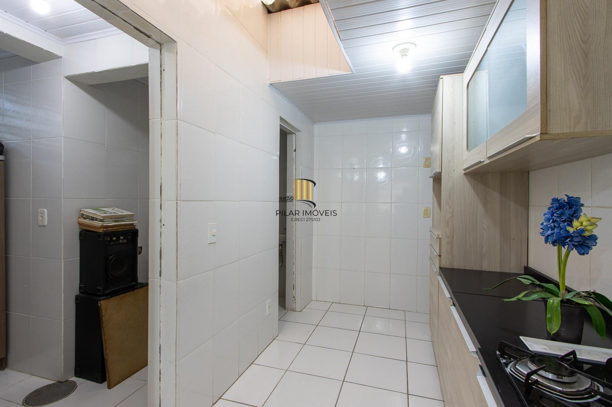Casa de condomínio, 3 dormitórios, 1 suíte, 1 vaga coberta, no bairro Cristal.