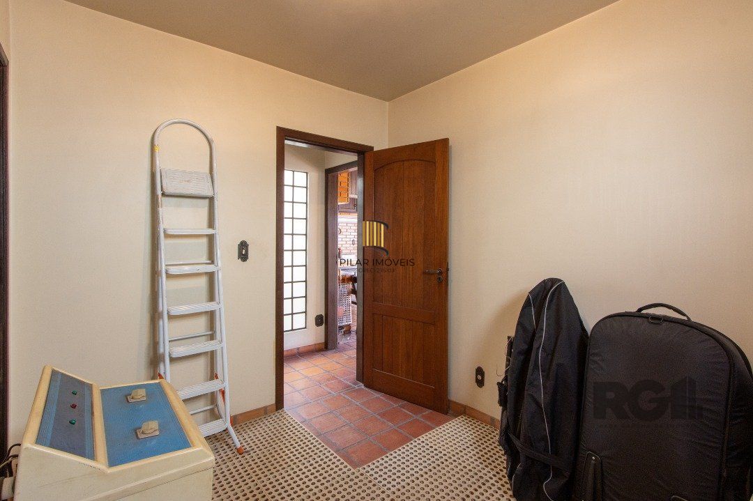 Casa para Venda - 500m², 4 dormitórios, sendo 1 suites, 4 vagas - Coronel Aparício Borges