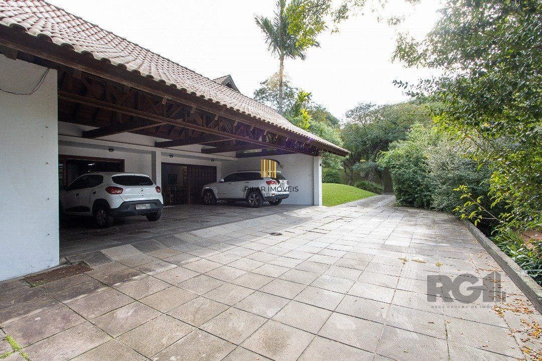 Casa de Condomínio 6 dormitórios no bairro Cavalhada