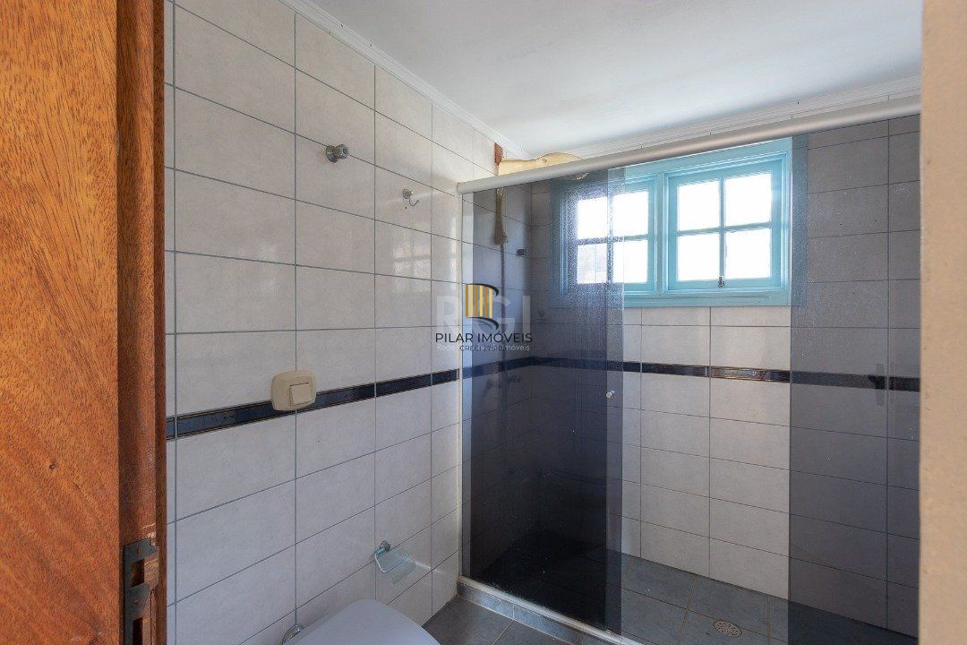 Casa com piscina em localização nobre no bairro Tristeza com vista para Rio Guaíba.