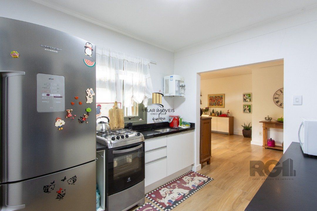 Casa térrea, 3 quartos, edícula, com 2 suites, pátio - Bairro Guarujá