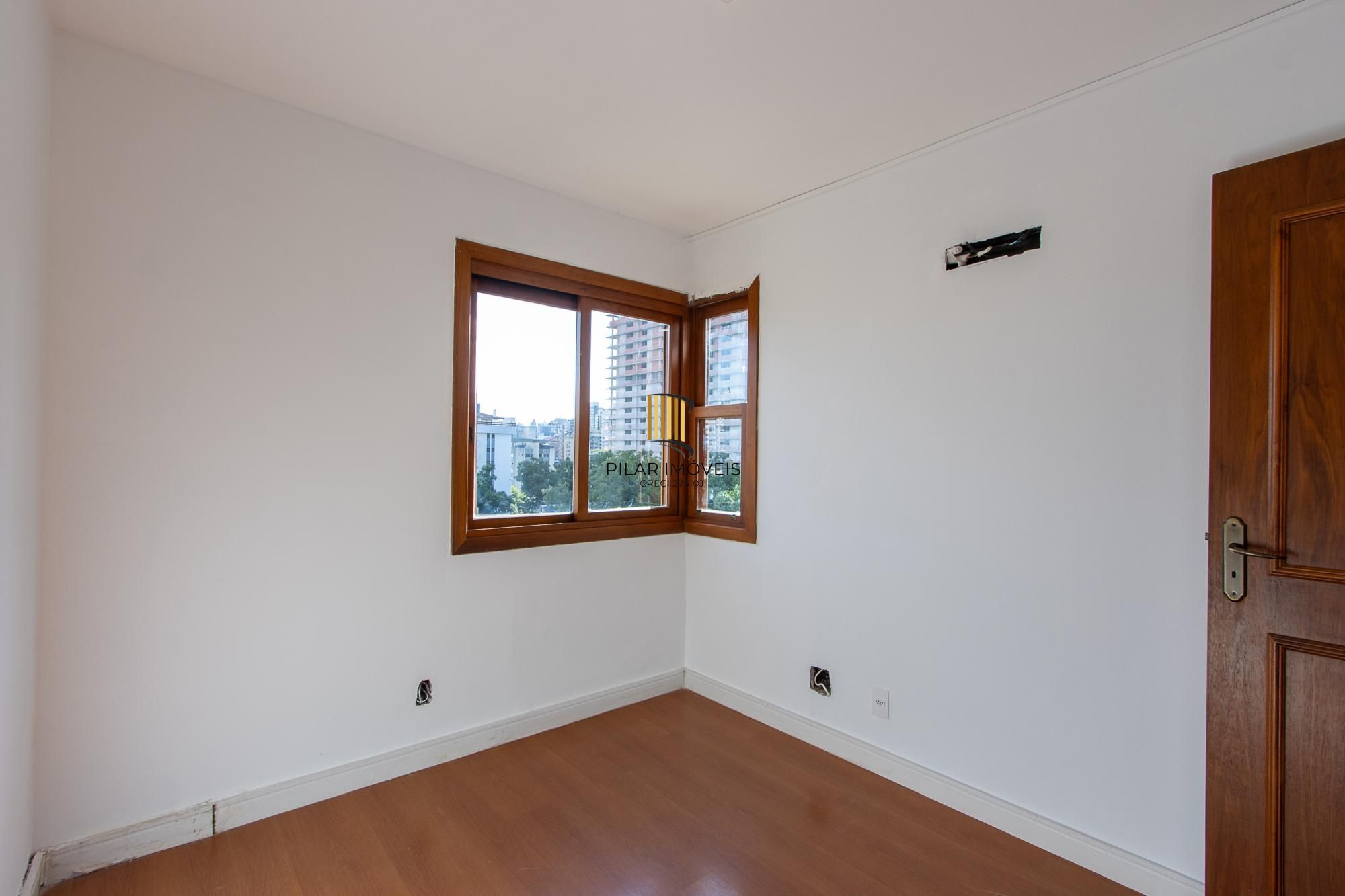 Apartamento com 114.02m², 3 dorm, Petrópolis com lareira e churrasqueira