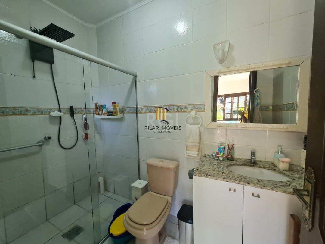 Casa em lindo terreno alto ao nível da rua medindo 10 × 32 onde consta uma residência térrea com 136m2 de área privativa,