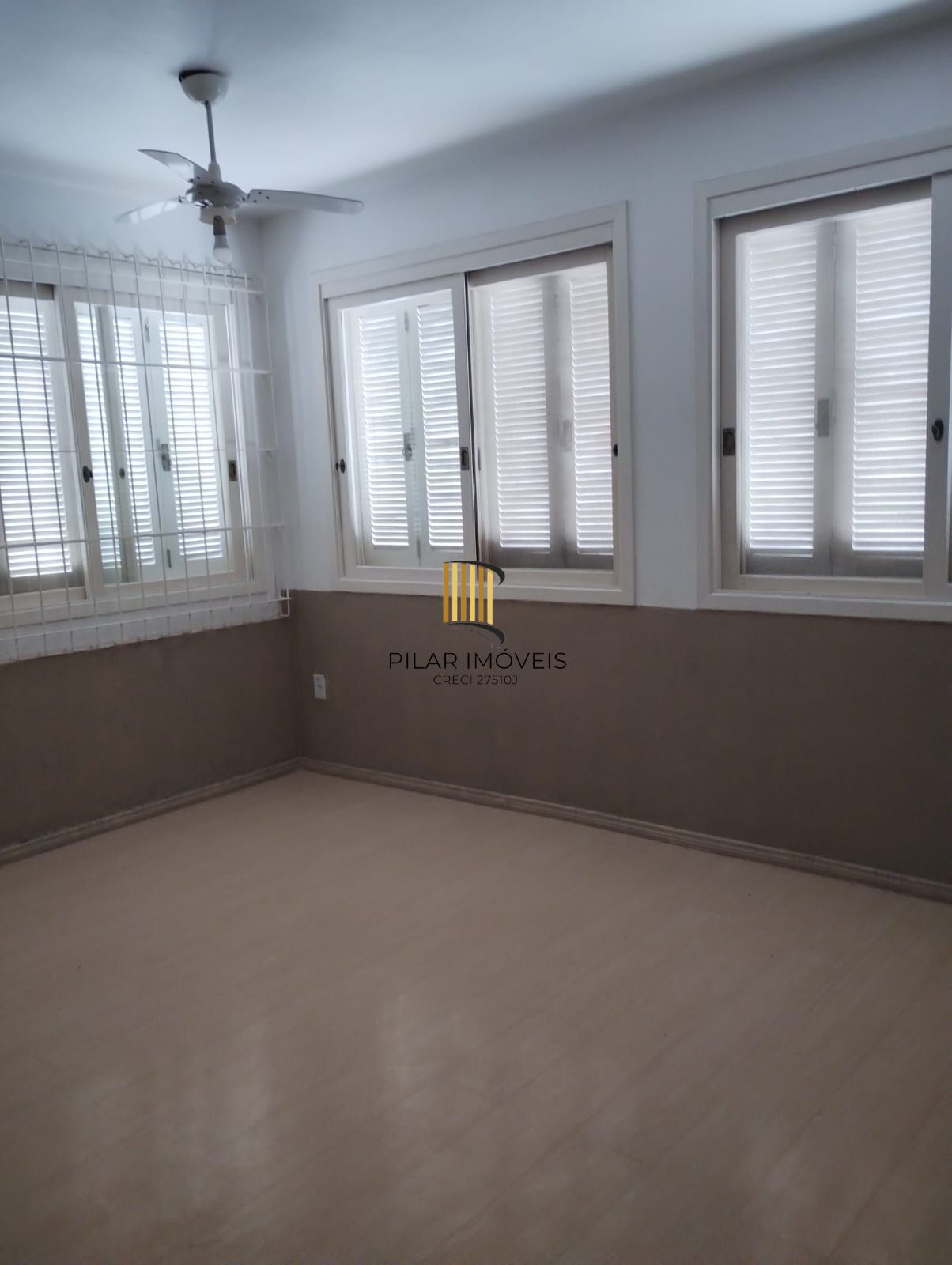 Excelente Casa com 03 suítes + Apto nos fundos com 01 Dor. Garagem 3 carros