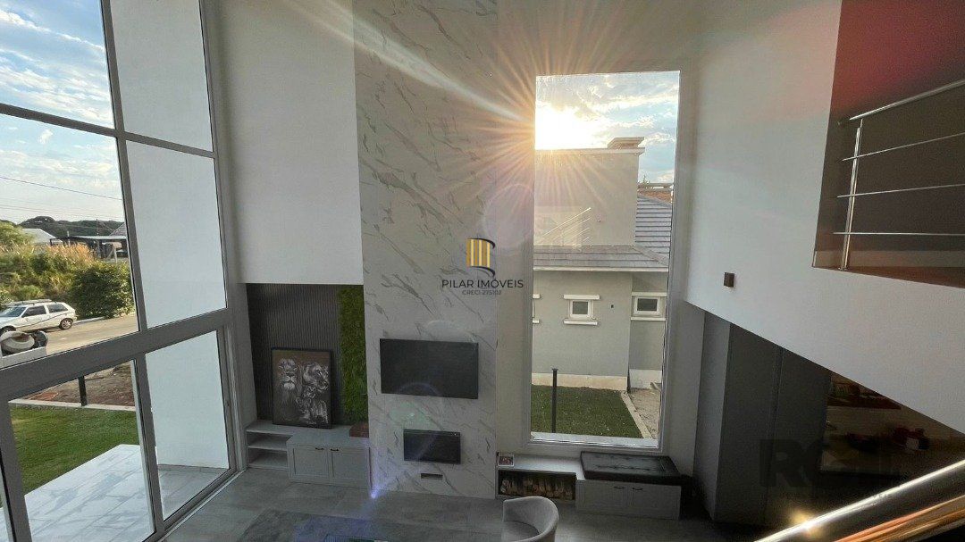 Linda Casa Ampla com 3 Suítes Construída Recentemente em Condomínio no Bairro Nobre de Gramado