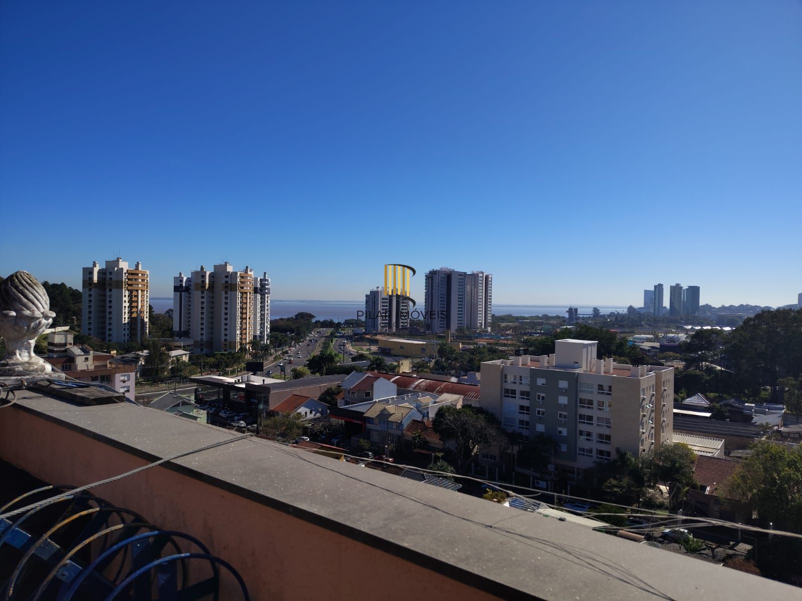 Cobertura de 3 dormitórios, 1 suíte, 2 vagas escrituradas e vista para o Guaíba.