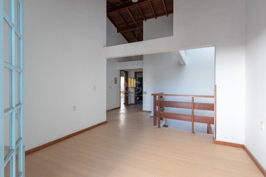 Casa com piscina em localização nobre no bairro Tristeza com vista para Rio Guaíba.