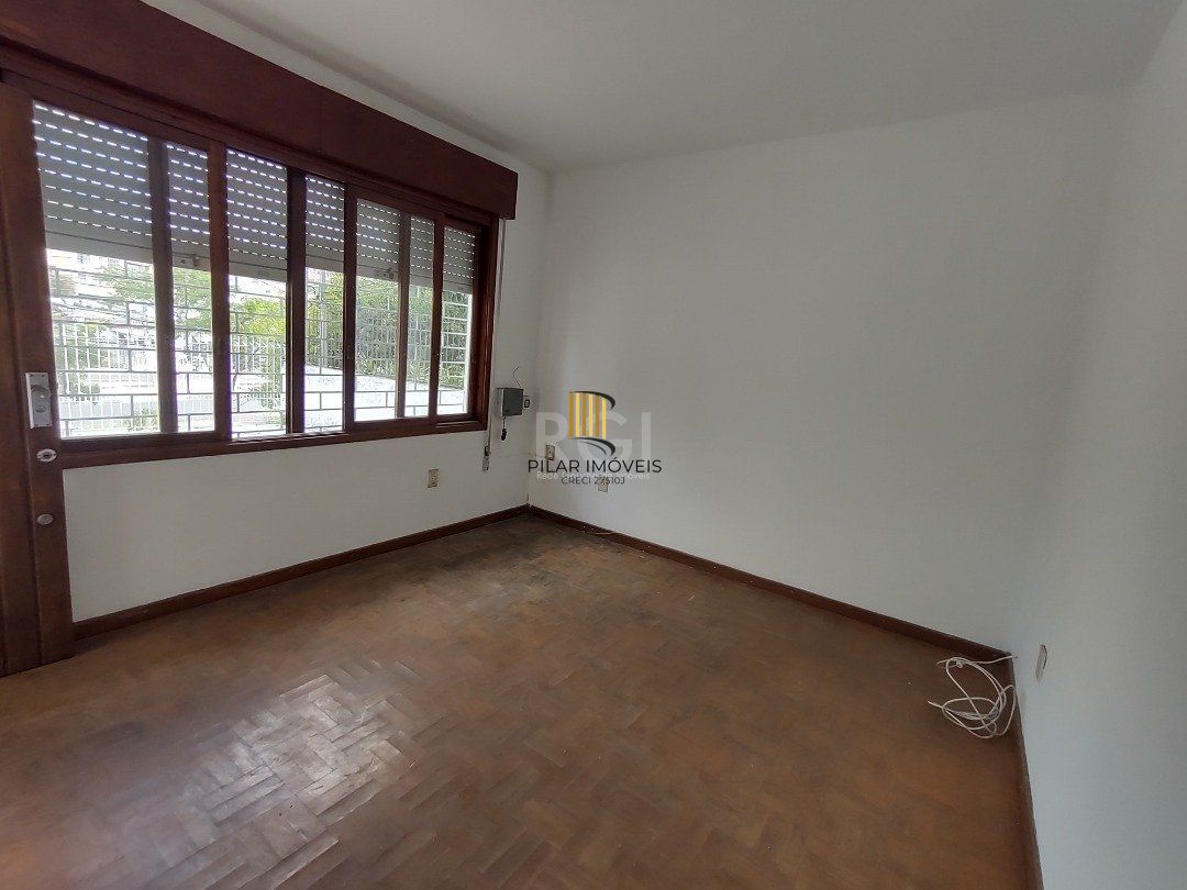 Casa à venda com 3 quartos, 1 vaga e pátio - Bairro Medianeira