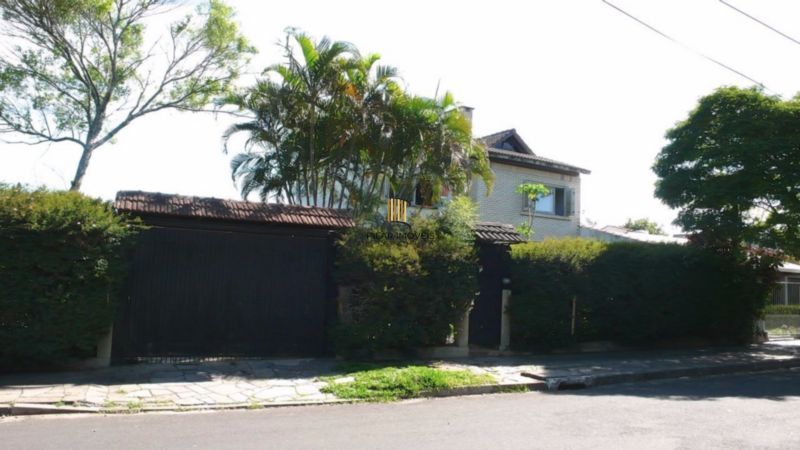 Casa Ampla com 2 pavimentos , grande pátio