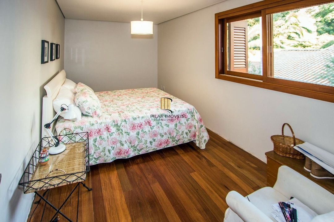 Casa para Venda - 420m², 4 dormitórios, sendo 3 suites, 5 vagas - Tristeza