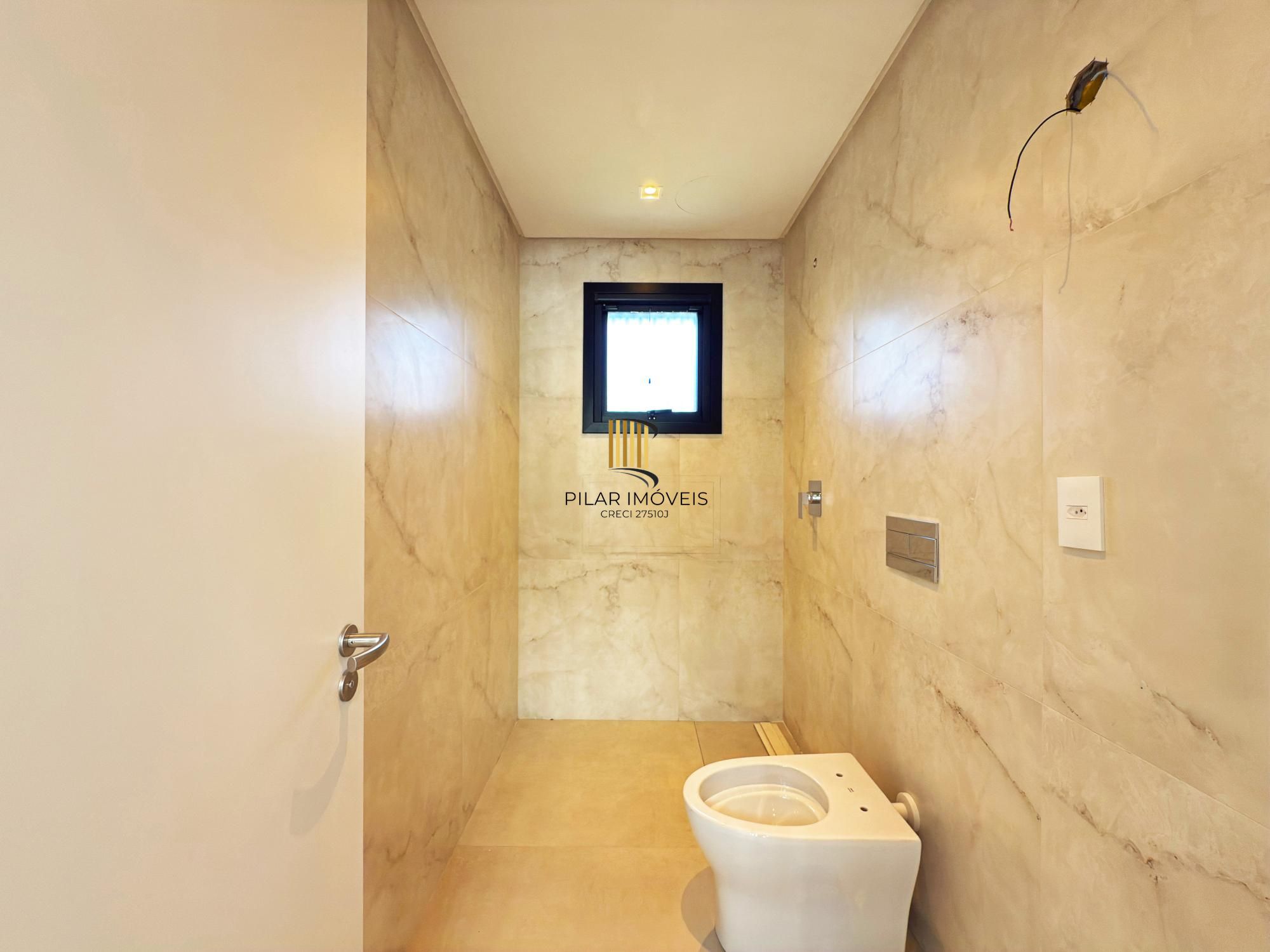 A casa conta com 434m2 de área construída, mas com um aproveitamento total dos 1.012m2 do lote