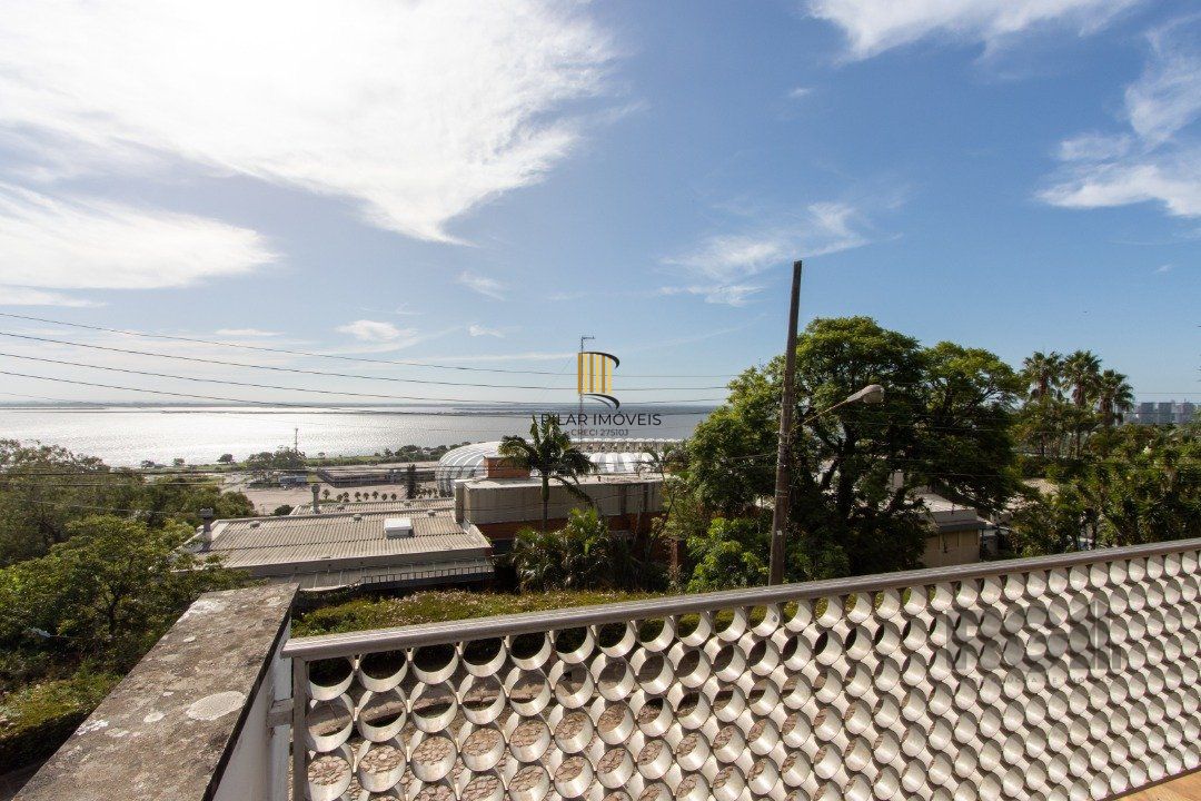 Casa com 724 m² privativos, 4 dormitórios sendo 4 suítes, 6 vagas sendo 3 cobertas