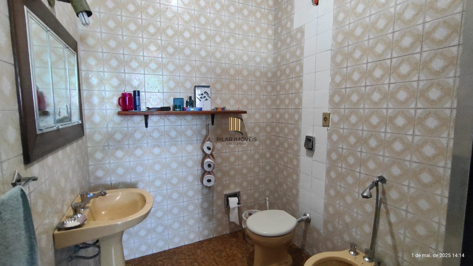 Apartamento de 4 dormitórios, 2 suítes, living amplo e arejado com sacada.
