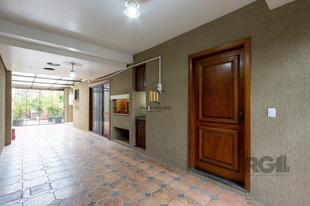 Casa de alvenaria, 3 dormitórios, 1 suíte e pátio com piscina, bairro Espírito Santo.