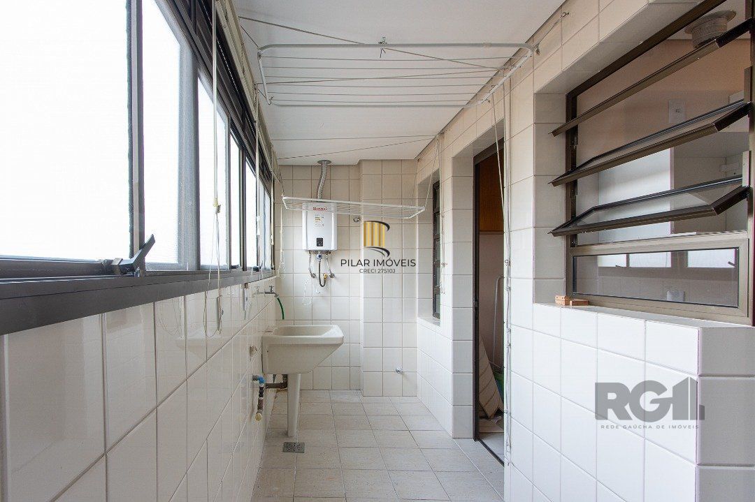 Apartamento 3 quartos, 1 suite, dependência, sacada com churrasqueira, 2 vagas - Bairro Menino Deus