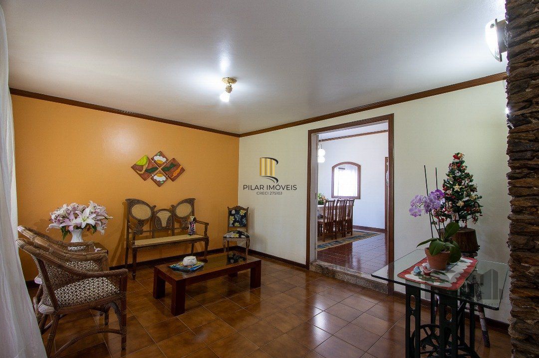 Casa com 4 quartos, suíte, churrasqueira, lareira, garagem coberta e lindo jardim.