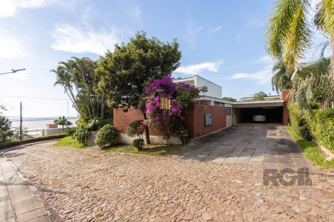 Casa com 724 m² privativos, 4 dormitórios sendo 4 suítes, 6 vagas sendo 3 cobertas