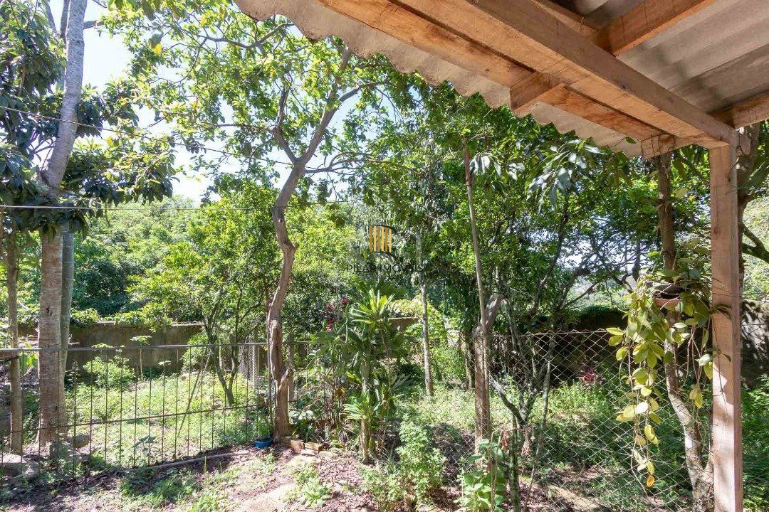 Casa para Venda - 370m², 4 dormitórios, sendo 1 suites, 6 vagas - Lomba do Pinheiro