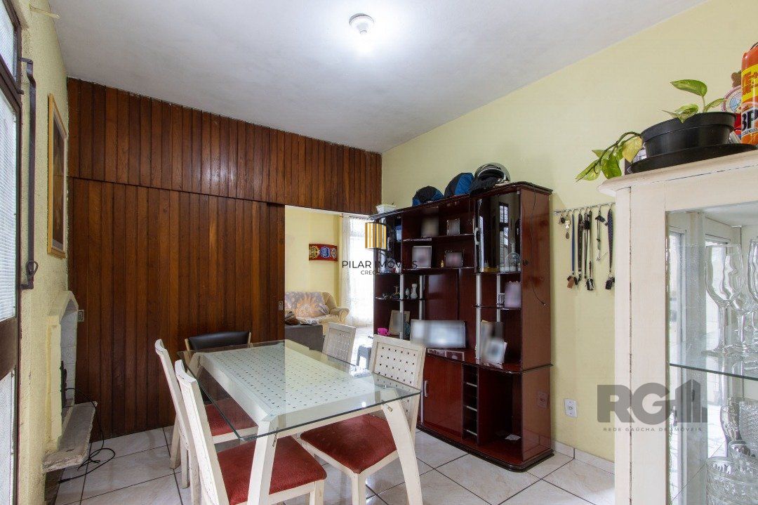 Casa térrea, 3 quartos, 2 banheiros, com pátio no Bairro Cavalhada