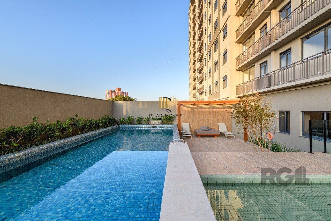 APARTAMENTO SEMIMOBILIADO 2 DORMITÓRIOS SENDO 1 SUÍTE E 1 VAGA ESCRITURADA