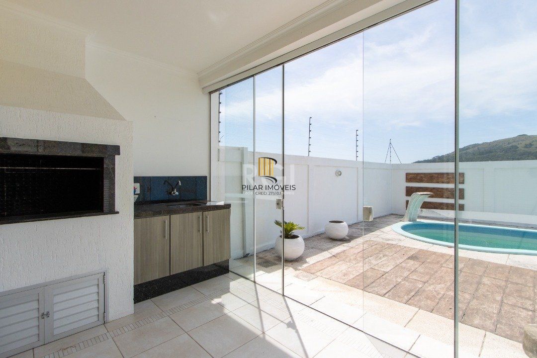 Uma suíte, estar íntimo, living 2 ambientes, lareira, lavabo, cozinha mobiliada,