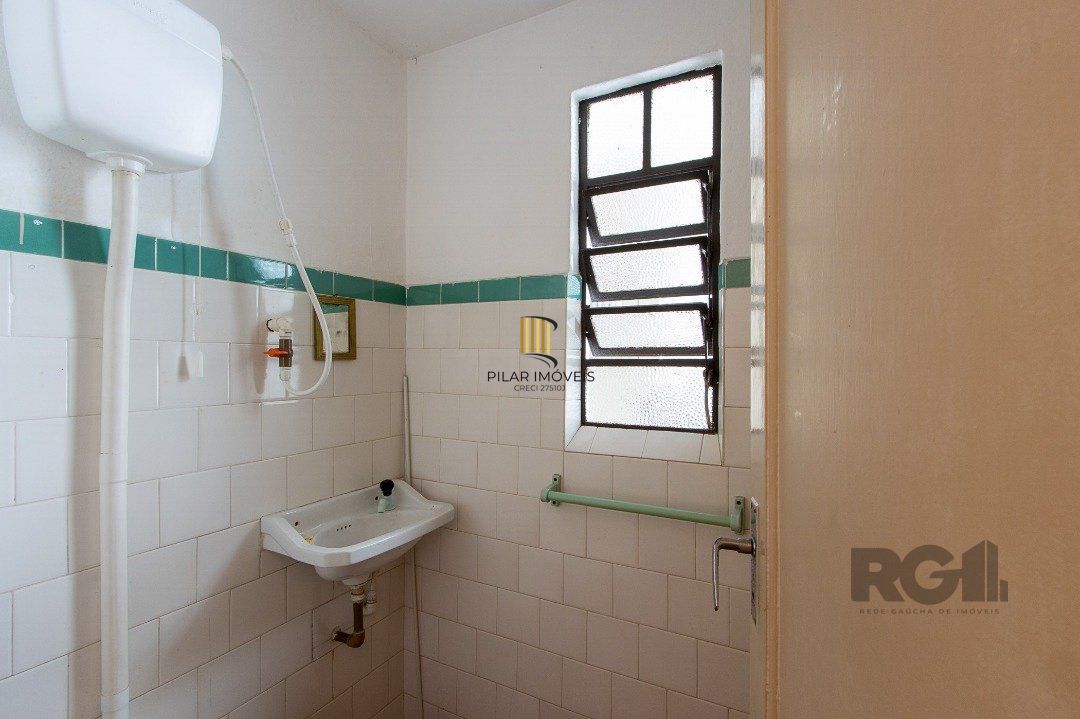Casa térrea, 2 quartos, 2 vagas, edicula com 1 quarto e um banheiro - Bairro Tristeza