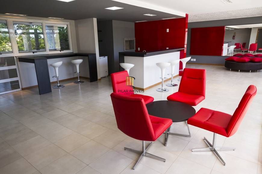 Apartamento de 2 dormitórios, living, cozinha planejada, área de serviço, banheiro social e 1 vaga de garagem escriturada.
