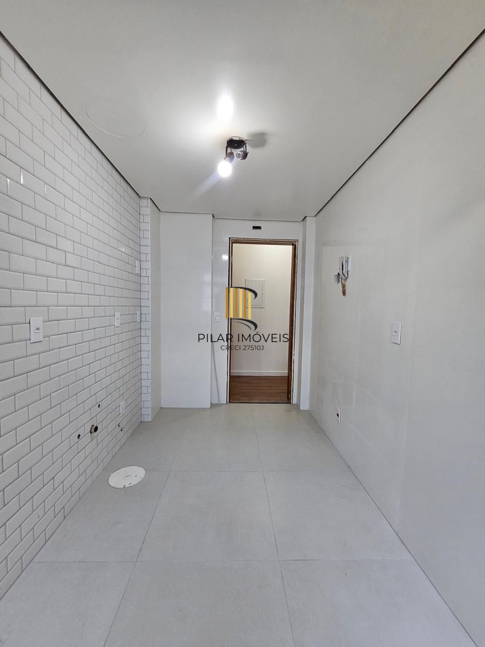 Apto com 2 dormi ,sacada com churrasq e garagem