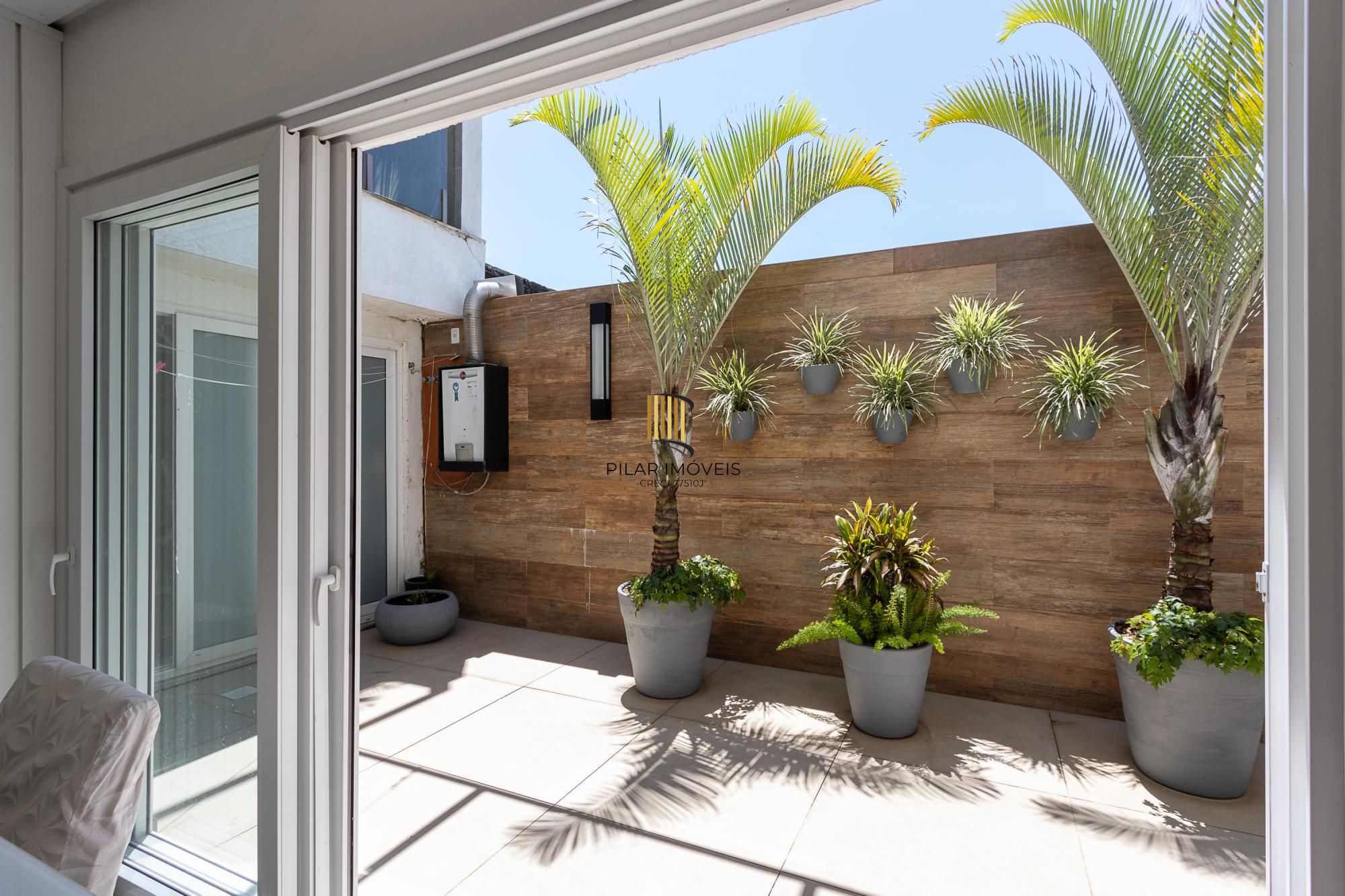 Excelente casa de 3 dormitórios, 3 suítes e 2 vagas no bairro Cavalhada.