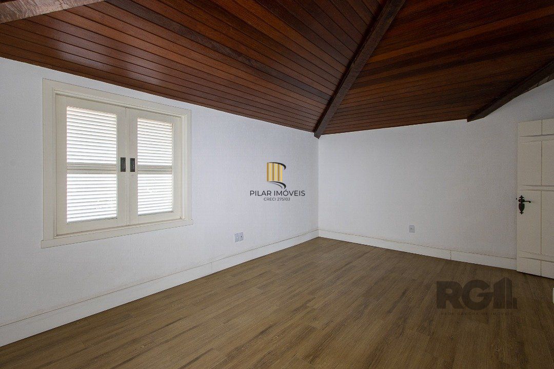 Casa Condomínio a Venda - 880m², 5 dormitórios, sendo 2 suítes, a master com lareira, 4 vagas - Cavalhada