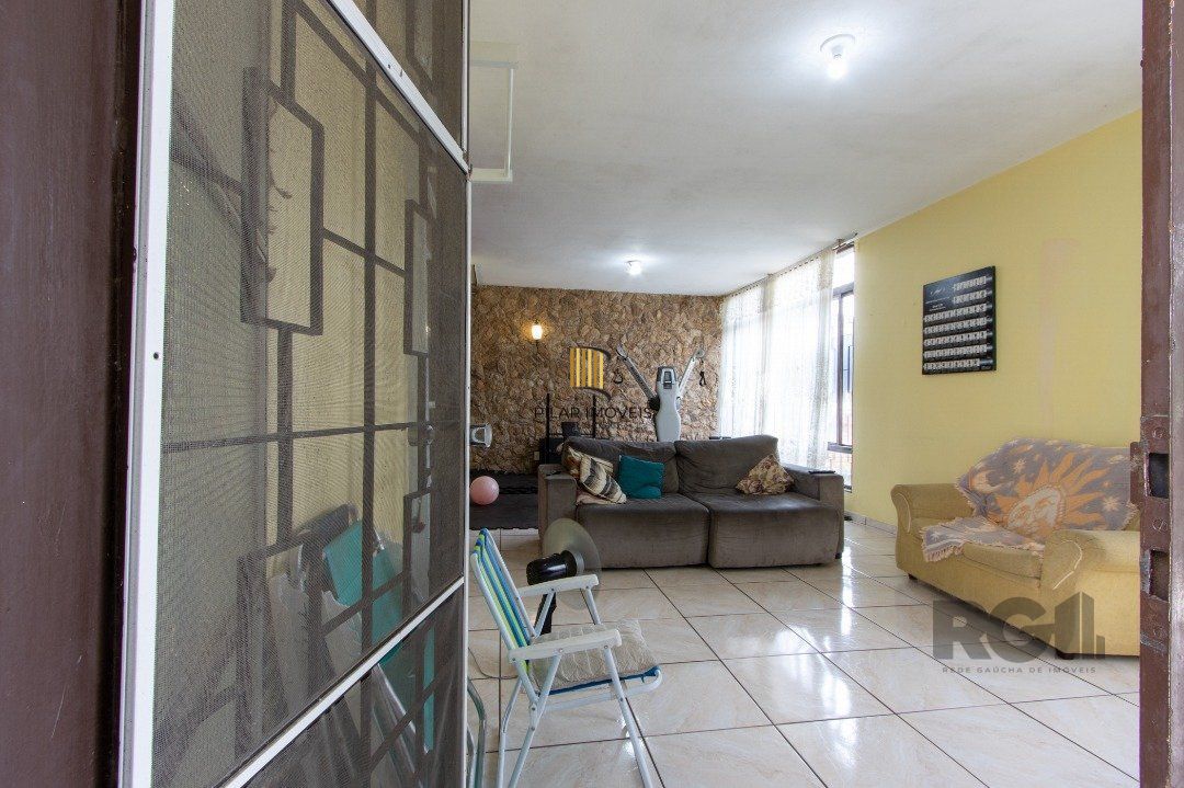 Casa térrea, 3 quartos, 2 banheiros, com pátio no Bairro Cavalhada