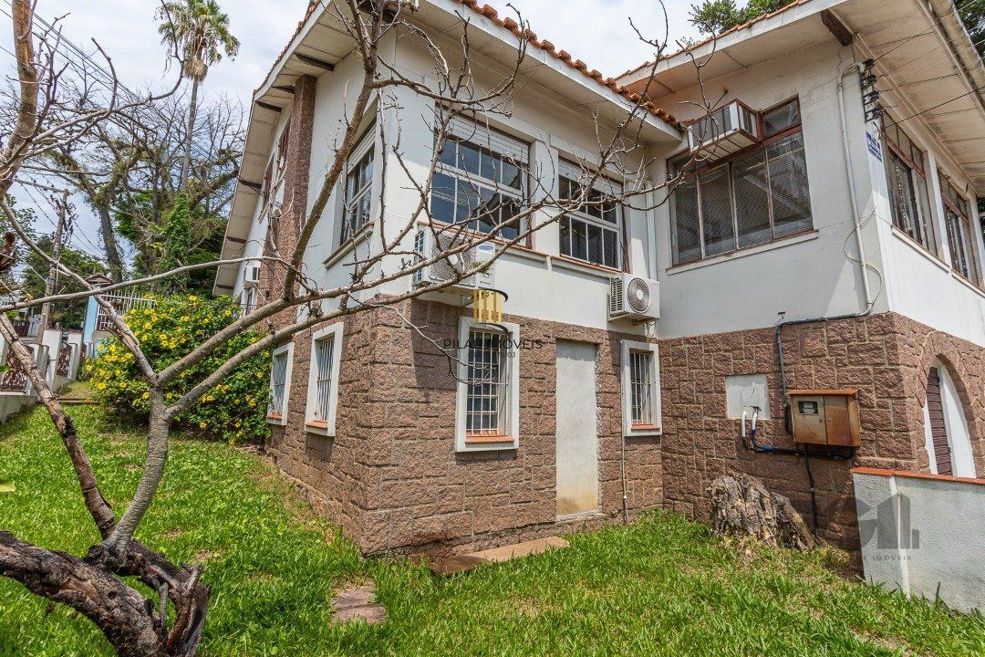 Casa  4 dormitórios, sendo 1 suíte no bairro Menino Deus em Porto Alegre