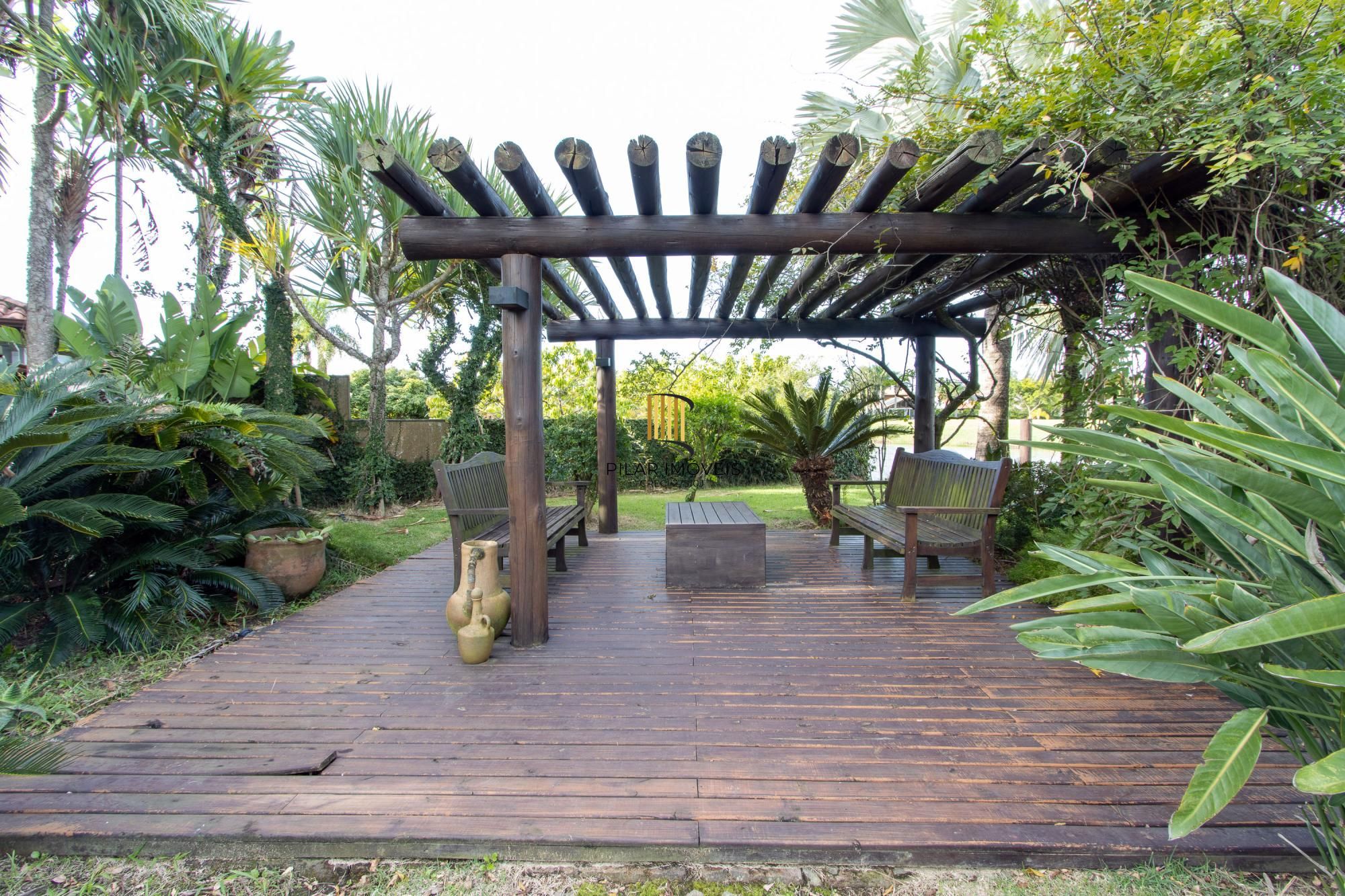 Casa térrea/2.371m2 de terreno no Condomínio Terra Ville, com fundo para o lago.