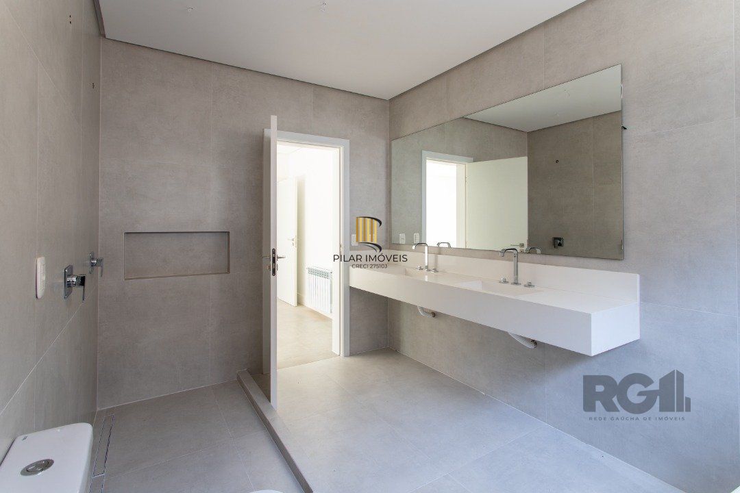A Casa Le Mans, uma residência térrea de esquina com 389,48m2 de área coberta