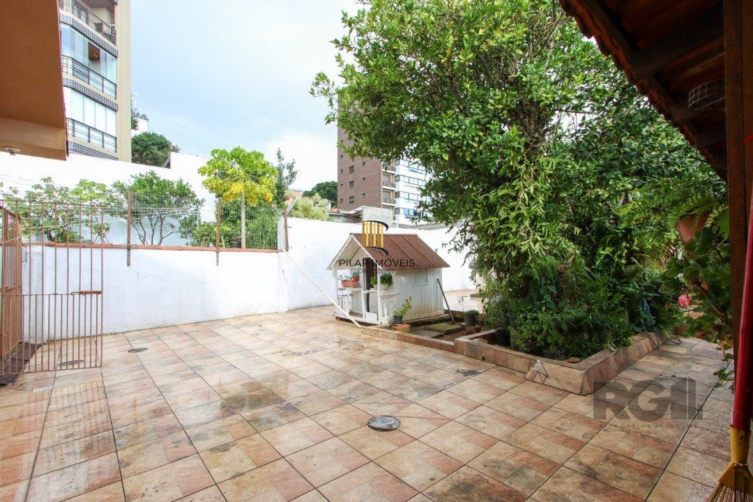 Casa térrea com  hall de entrada ,4 dormitórios