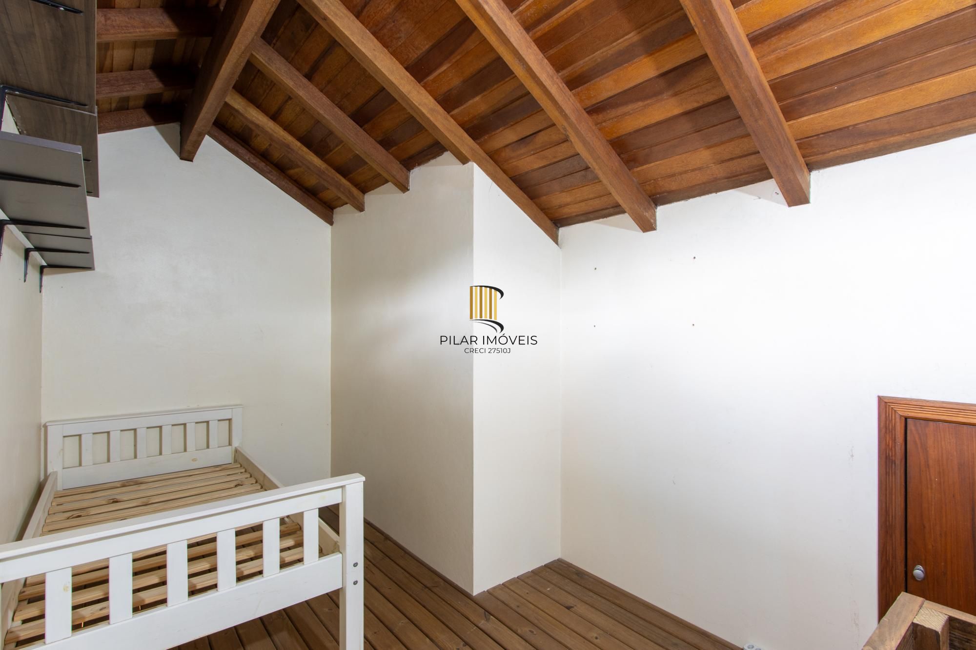 A casa possui 78m² de área construída, com um adicional de 20m²