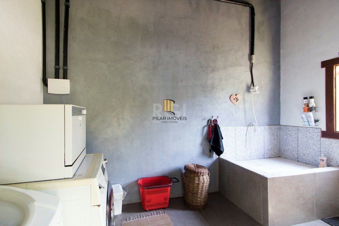 Casa para Venda - 250m², 3 dormitórios, sendo 2 suites, 3 vagas - Ponta Grossa