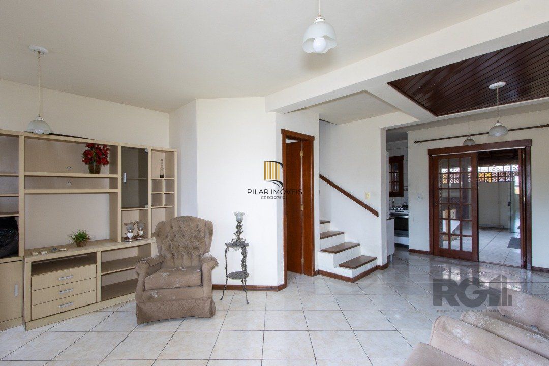 Casa em Condomínio na Zona Sul, no bairro Hípica, com 2 dormitórios, living para dois ambientes, cozinha mobiliada, lavabo