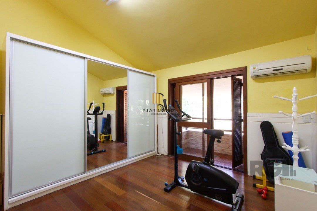 Casa com 4 dormitórios, sendo 1 suíte, com 2 vagas cobertas, no bairro Nonoai, Porto Alegre, RS
