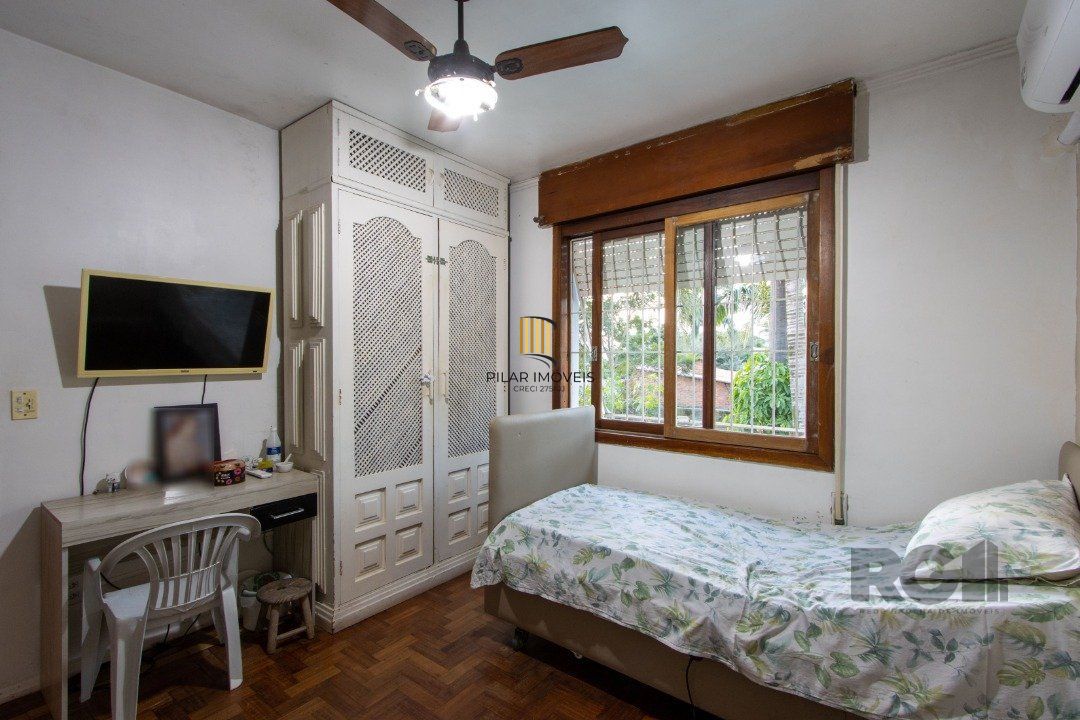 Casa no bairro Cristal, Possui 4 dormitórios, sendo 1suíte, closet e banheira de hidromassagem, com possibilidade de um podendo 1 dormitórios extra.