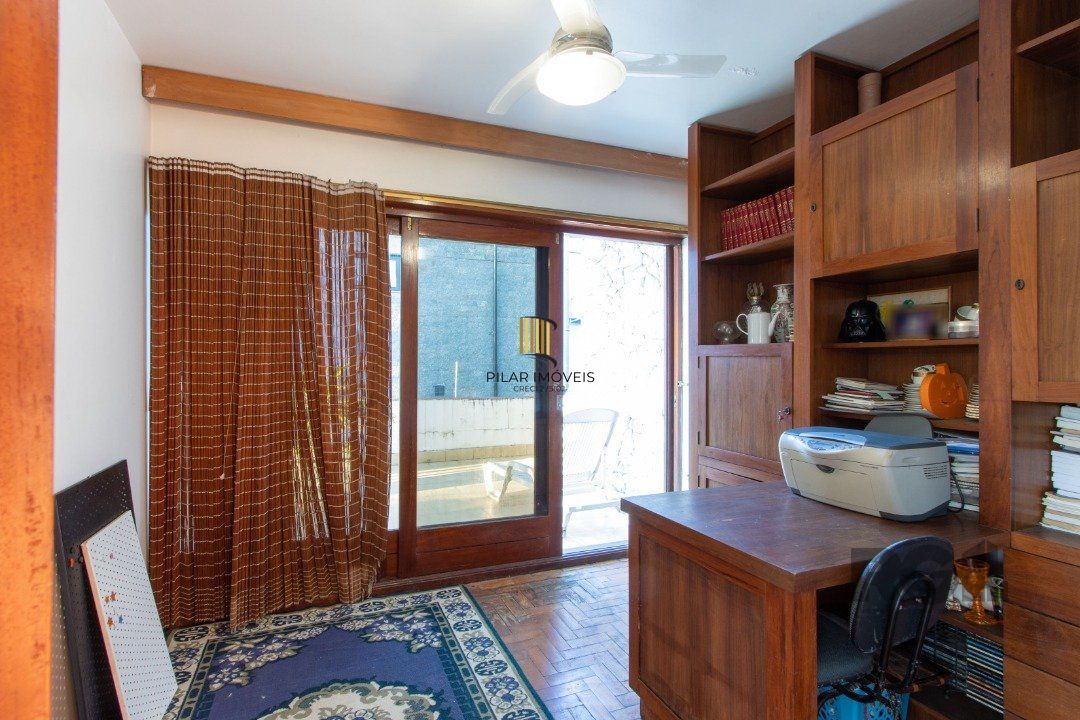 Casa em condomínio que possui  3 dormitórios, sendo 1suíte, lavabo, escritório, possibilidade de um 4 dormitório,