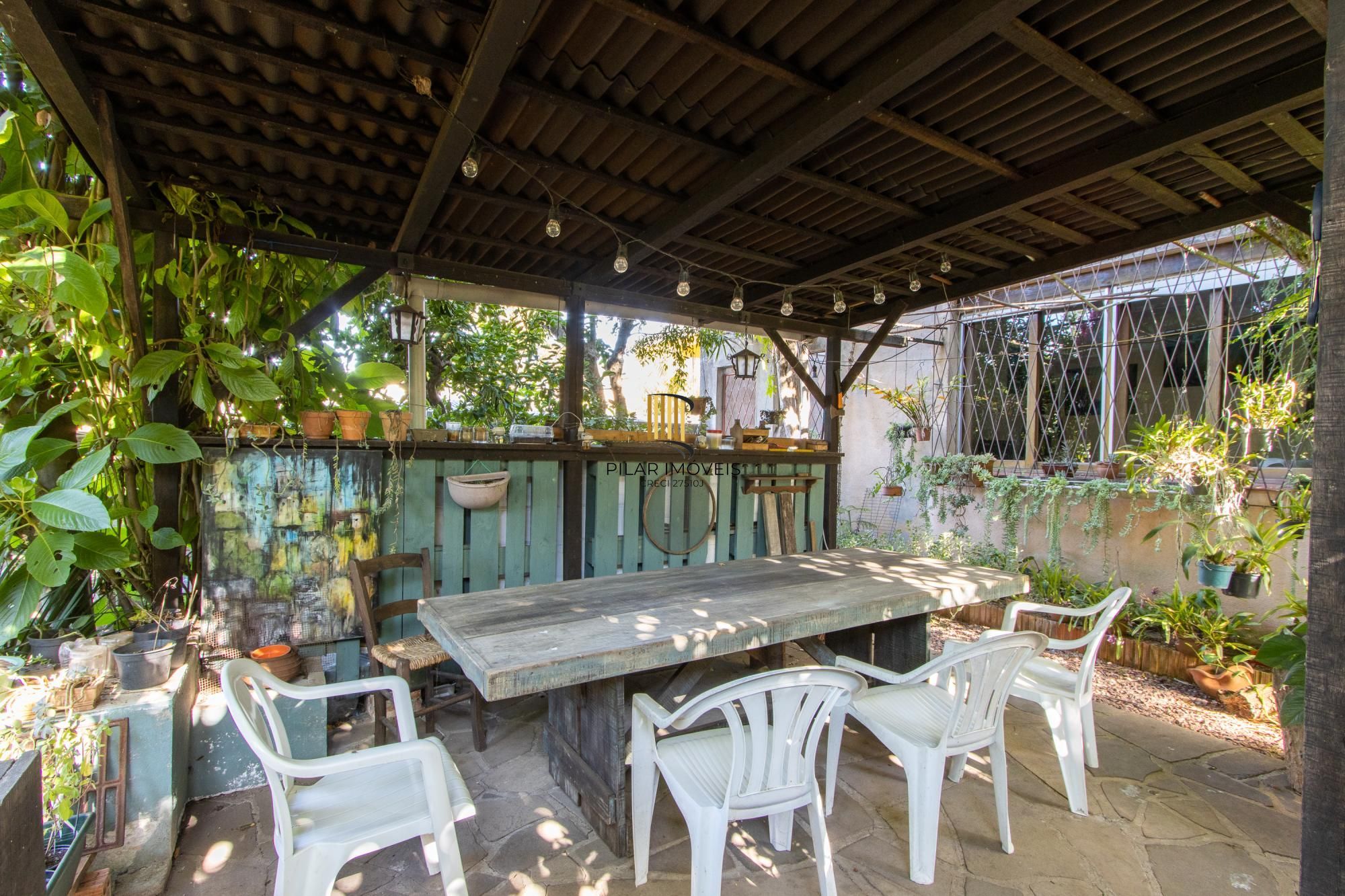 Casa de Alvenaria, possui 3 dormitórios, uma suíte, hall de entrada, lavabo,  living com lareira, cozinha ampla com armários, área gourmet com churrasqueira, corredor, pátio e 4 vagas de garagem, uma construção em anexo que possui hall de entrada, lavabo, living, cozinha, escritório, banheiro social