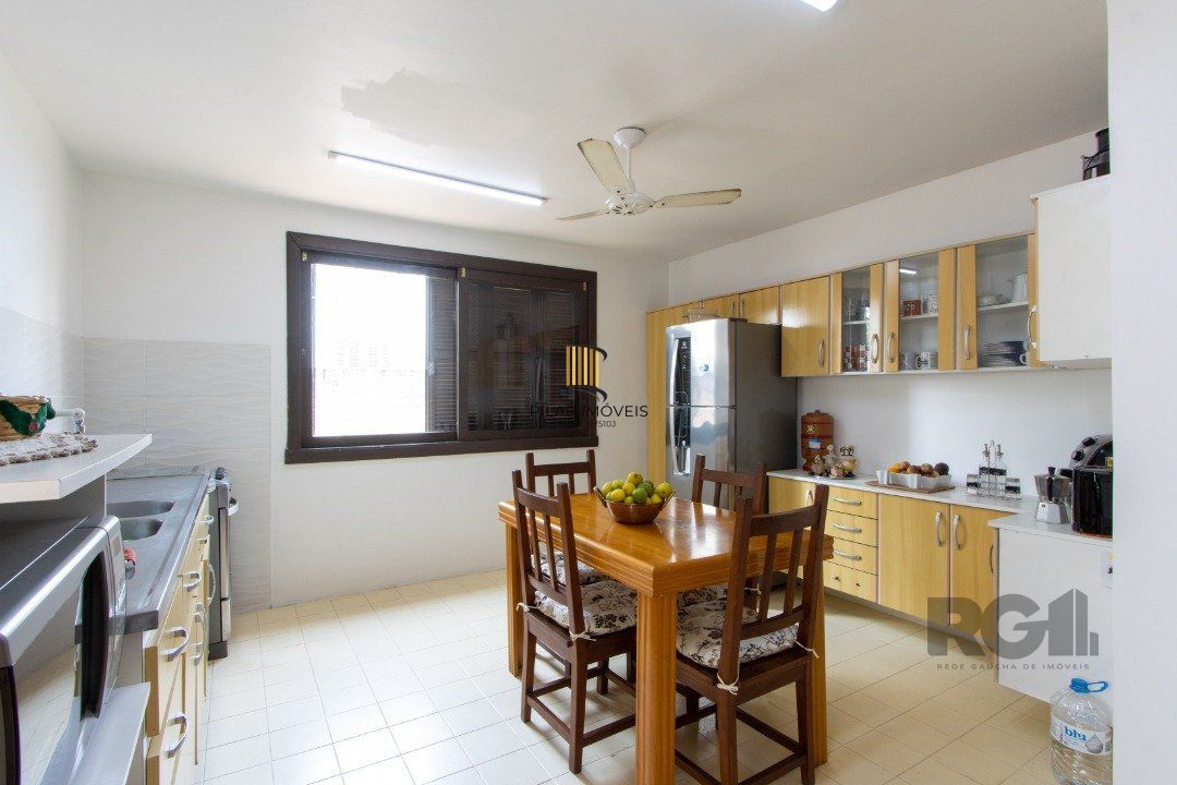 Casa 7 dormitórios no bairro Camaquã