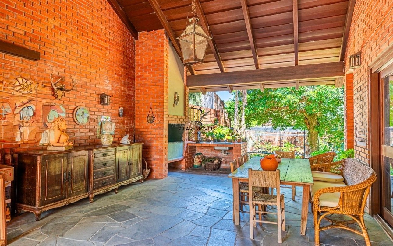 Casa com amplo terreno e grande área verde à venda no Jardim Isabel